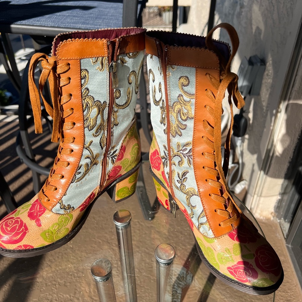 Gorgeous L’Artiste boots, worn once, size 38 = 8. Perfect condition.